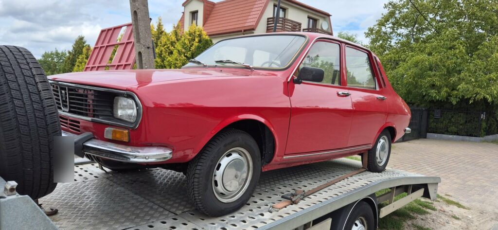 Zabytkowa Dacia 1300 na lawecie podczas odbioru auta przez skup