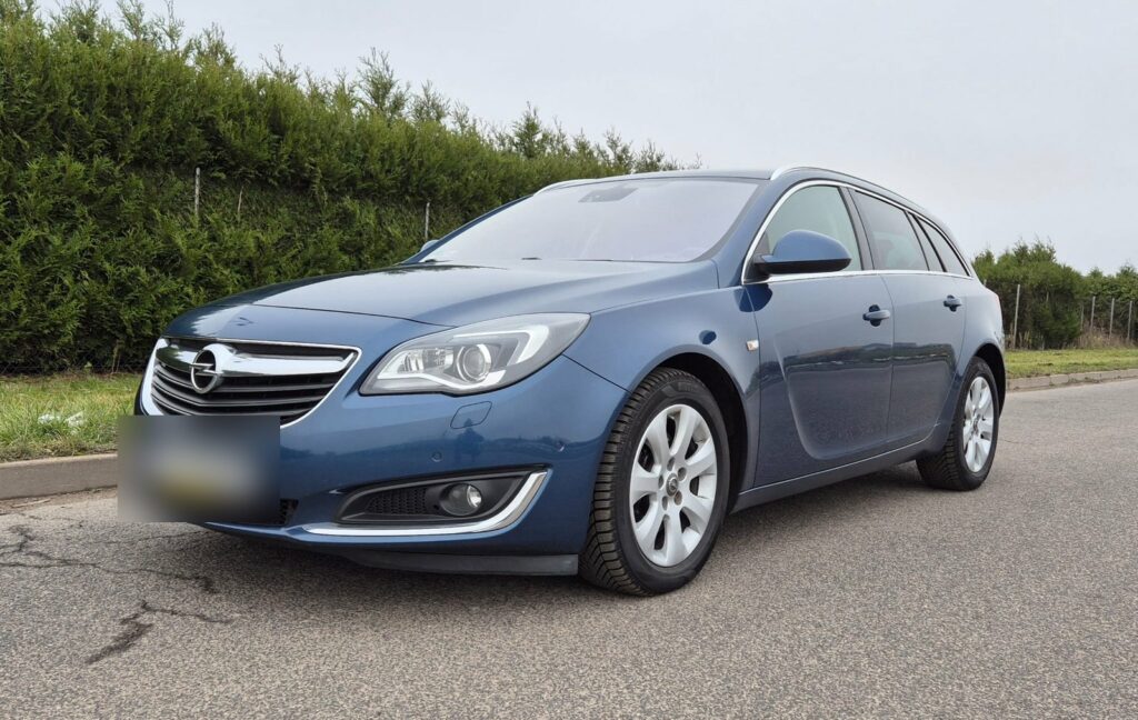 Niebieski Opel Insignia kombi przygotowany do sprzedaży w skupie aut poleasingowych