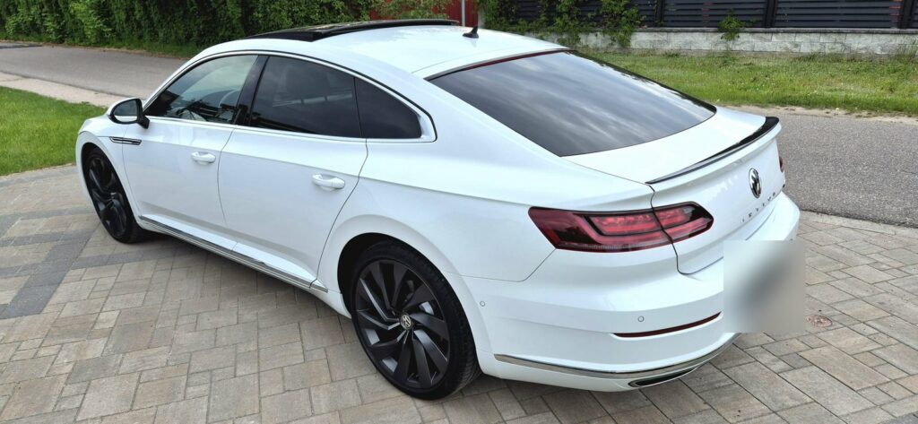 Biały Volkswagen Arteon z rozmytą tablicą rejestracyjną, sprzedawany w skupie aut leasingowych