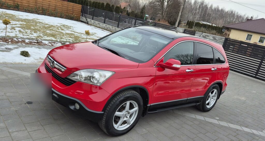 Czerwona Honda CR-V z rozmytą tablicą rejestracyjną podczas odbioru auta od klienta