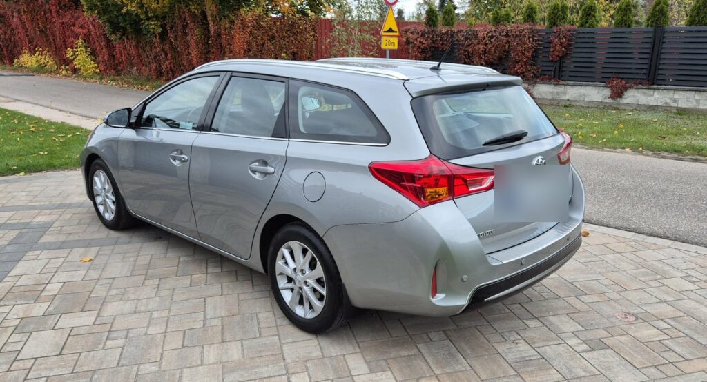 Srebrna Toyota Auris kombi przed odbiorem przez skup aut