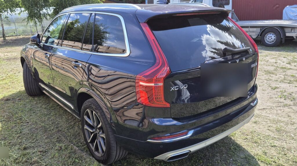Granatowe Volvo XC90 od tyłu, auto kupione w skupie aut w Warszawie
