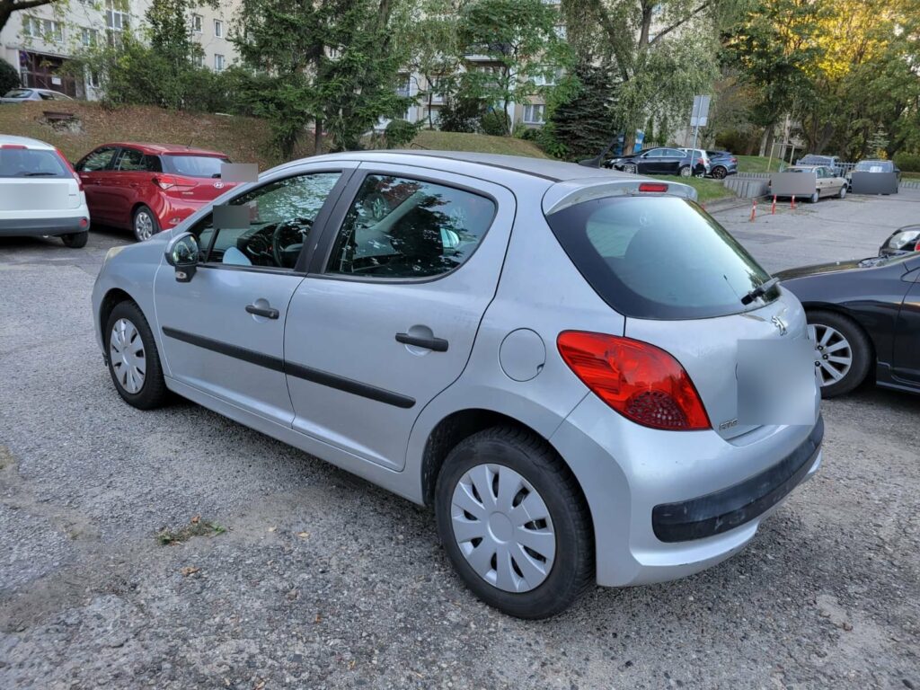 Srebrny Peugeot 207 sprzedawany do skupu aut